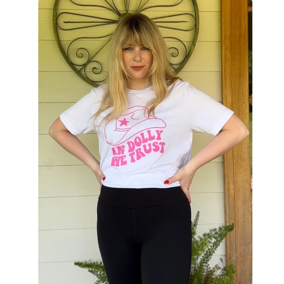 In Dolly We Trust • Graphic Tee Shirt in White & Pink - Dolly Parton - M/L - Picture 3 of 8